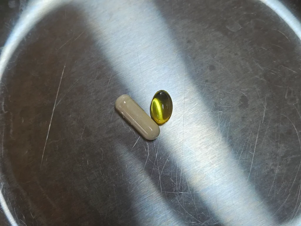 나우푸드 글루타치온 500mg 알약 애터미 오메가3 크기 비교